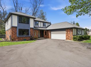 5800 Naneva Ct, West Bloomfield, MI 48322