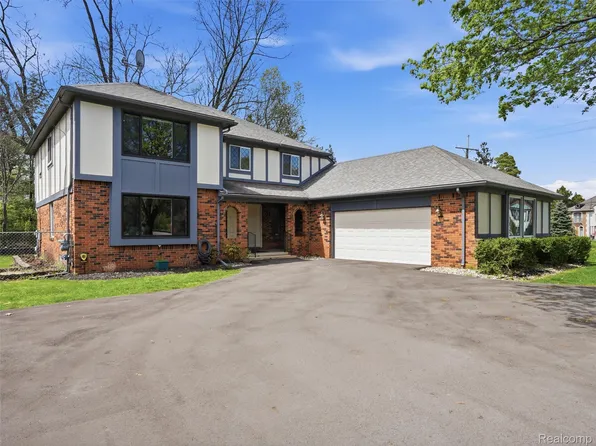 5800 Naneva Ct, West Bloomfield, MI 48322