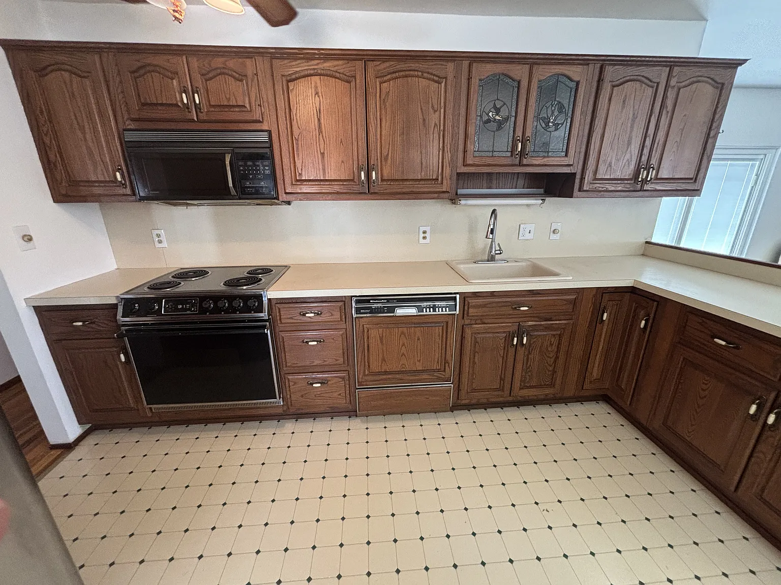 3 bed, 2308 sqft, $2,400 — Photo 4