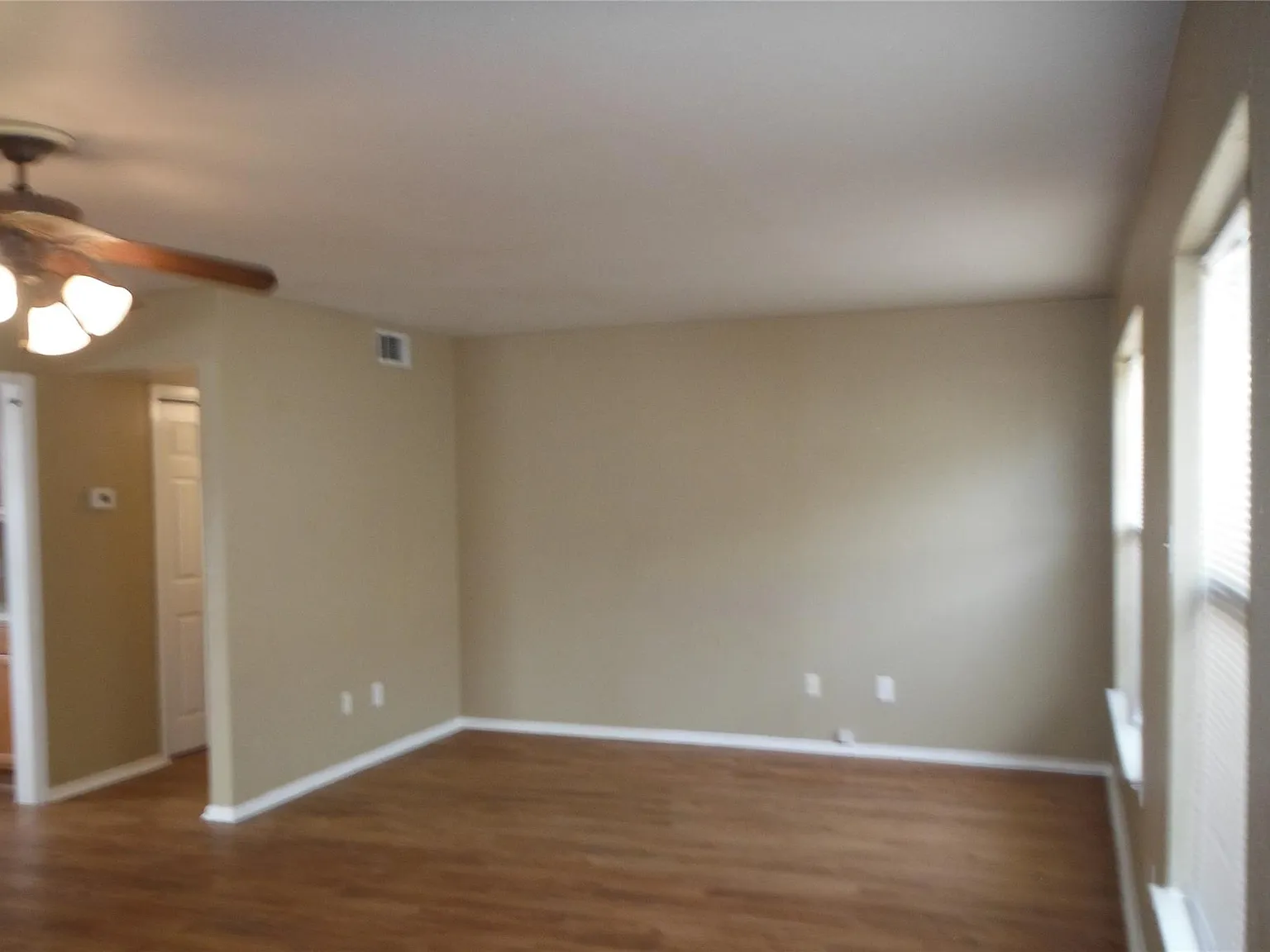 3 bed, 2.0 bath, 1269 sqft, $1,725 — Photo 3