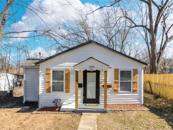 1319 N Pleasant St, Independence, MO 64050