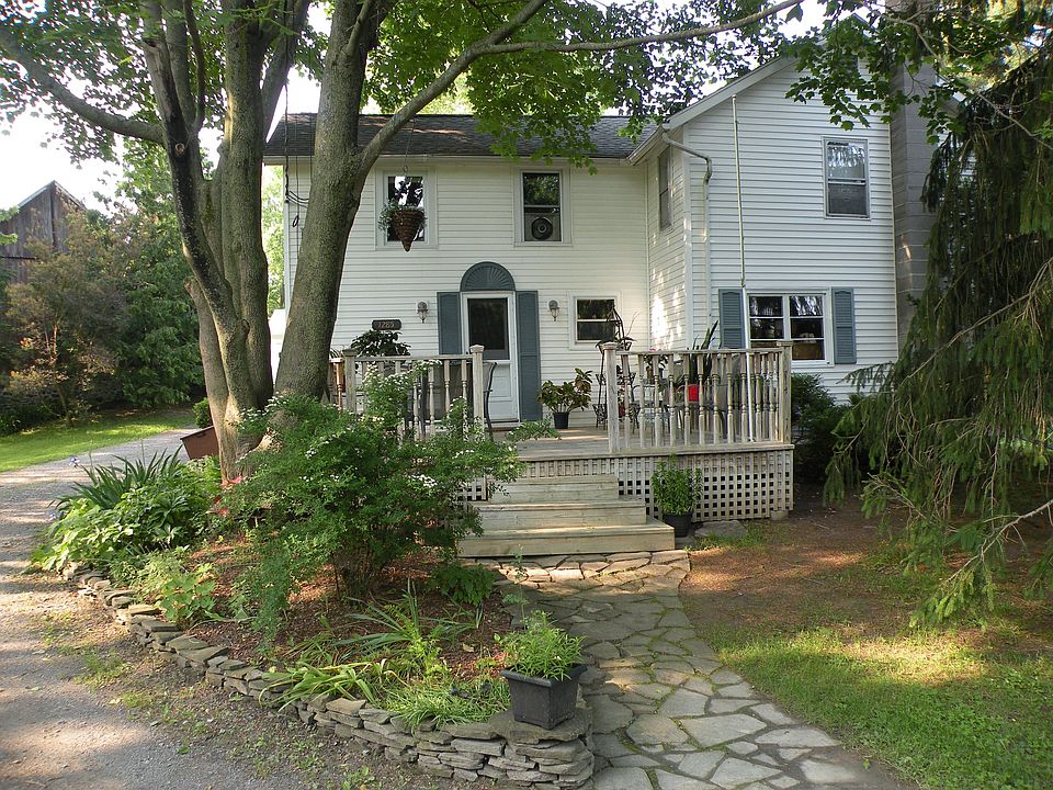 Front of house - barn on left side of driveway