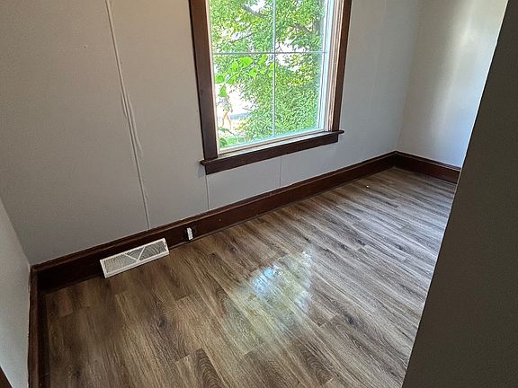 4th image of 915 Main St E