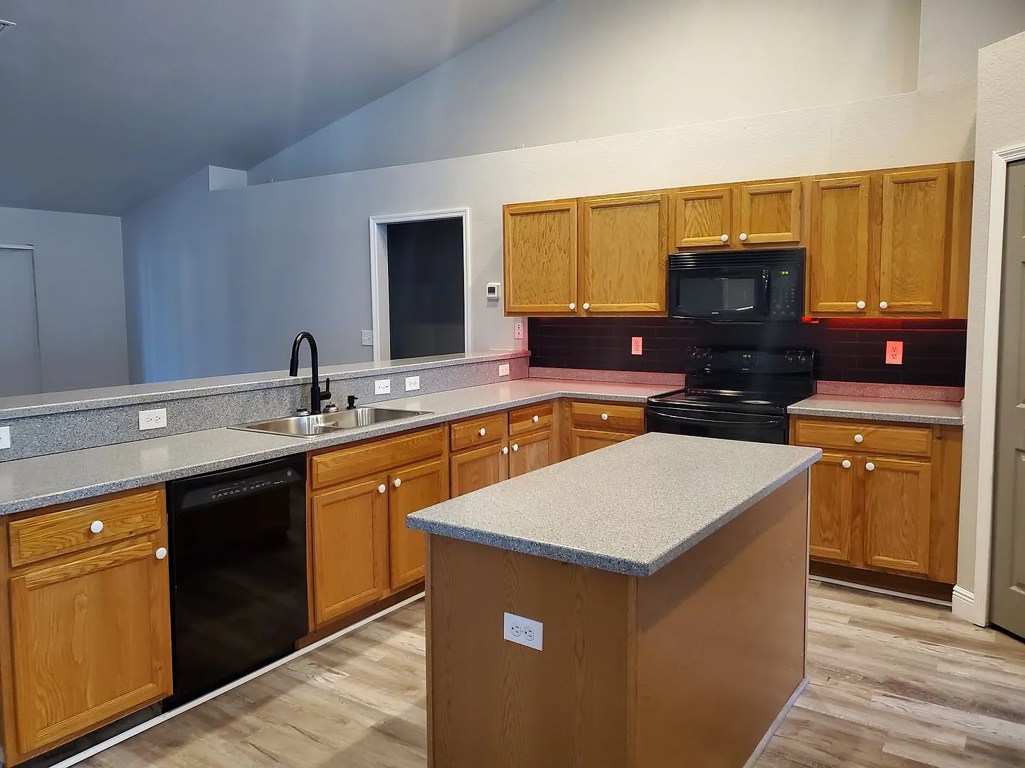 Newly Remodeled 4/2 Plus Den House Lehigh — Photo 4