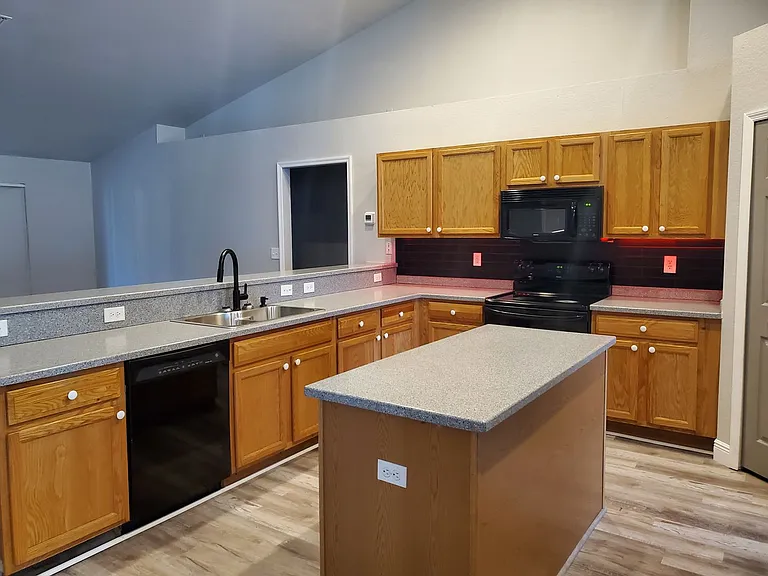 445 Reading St — Photo 4