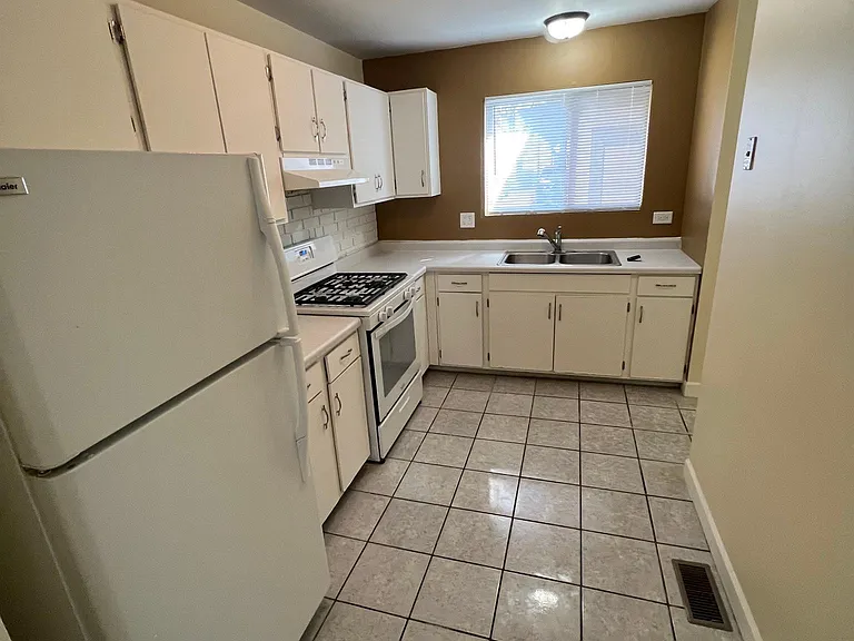 1215 Cedarwood Dr #D — Photo 2