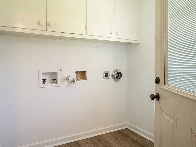 5060 Swallow Dr — Photo 2