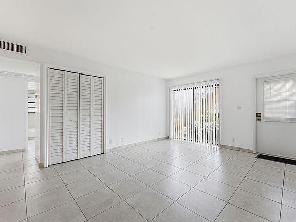 5th image of 2671 Riverside Dr APT 1