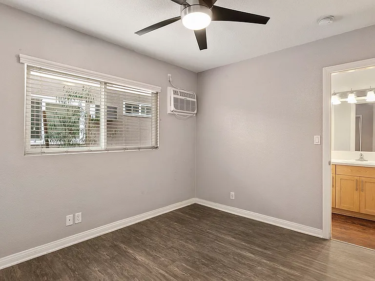 Four Seasons Apartments — Photo 23