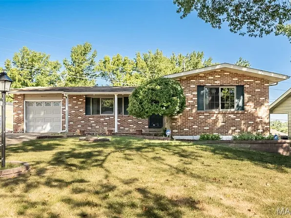 8827 Sumter Dr, Saint Louis, MO 63136