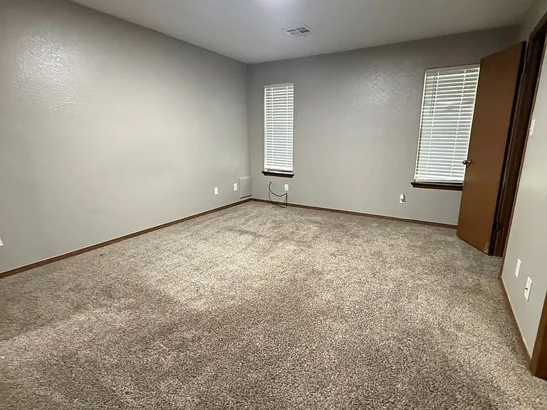 824-930 Railhead Dr — Photo 21