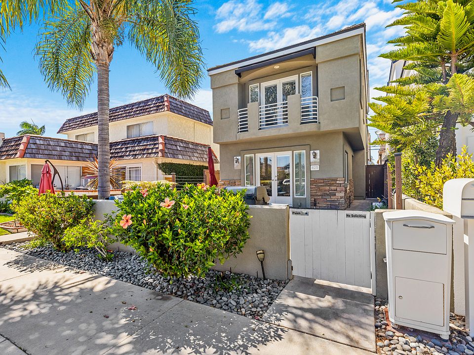 Entry view from sidewalk. Fully furnished HB rental house with large patio to enjoy the HB sun.