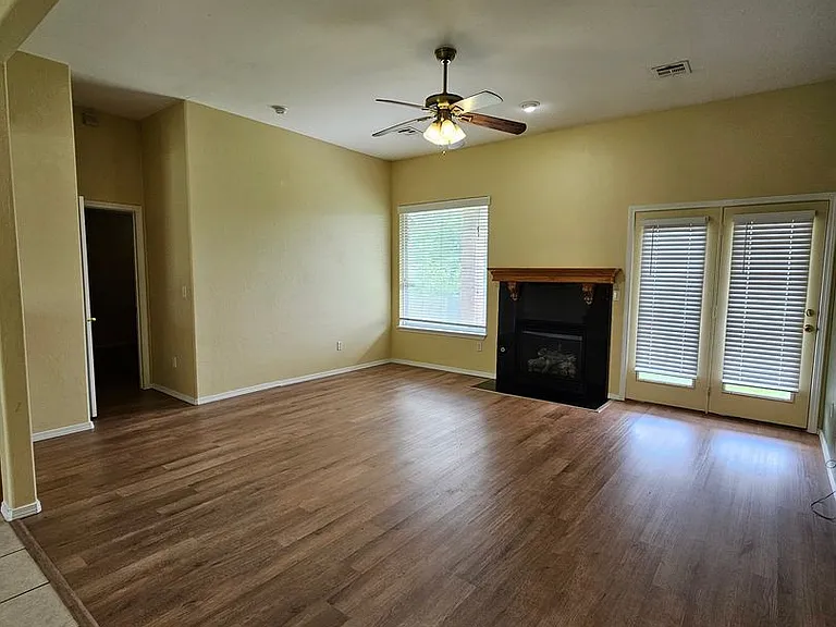 908 N Janeway Ave — Photo 3