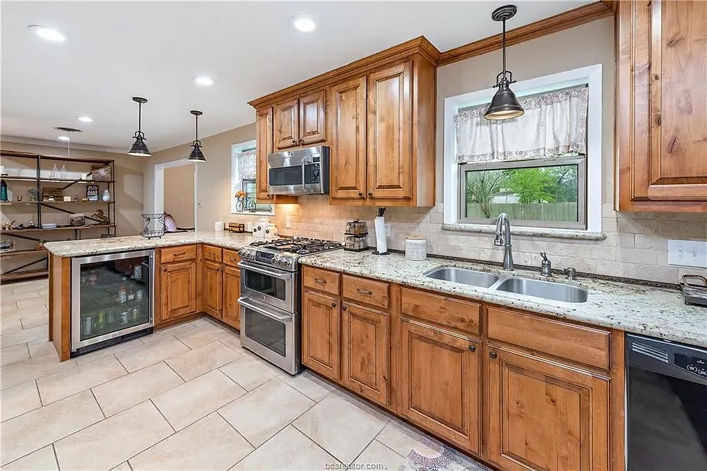 3 bed, 1857 sqft, $2,098 — Photo 1