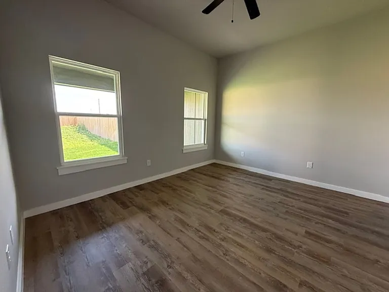 950 Minda St — Photo 13