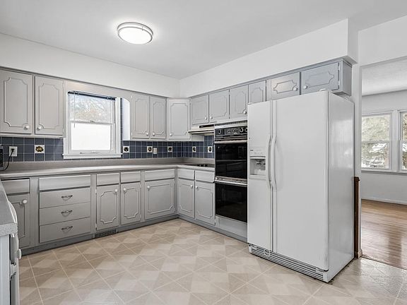 3rd image of 3043 Lake St N