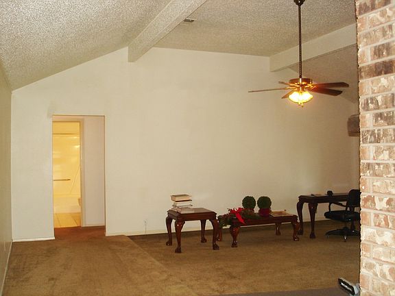 5th image of 800 W 11th St