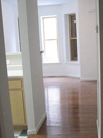 10 foot ceilings, hardwood floors, and plenty of light. All windows have blinds.