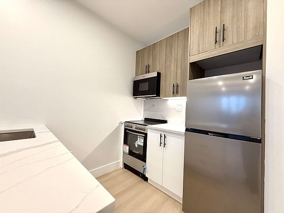 3rd image of 320 Forrest St #201