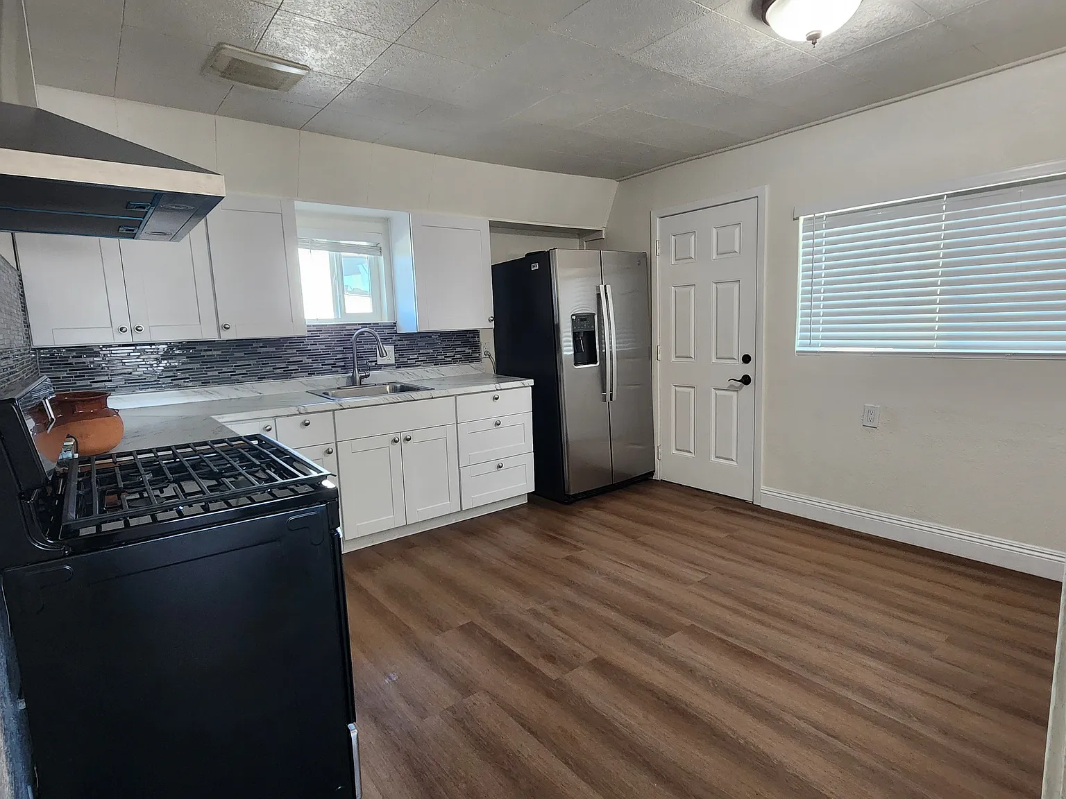 3 bed, 600 sqft, $3,000 — Photo 4