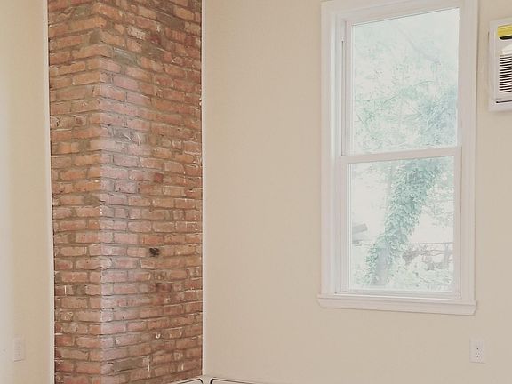 Ceiling fan and exposed brick(2bed)