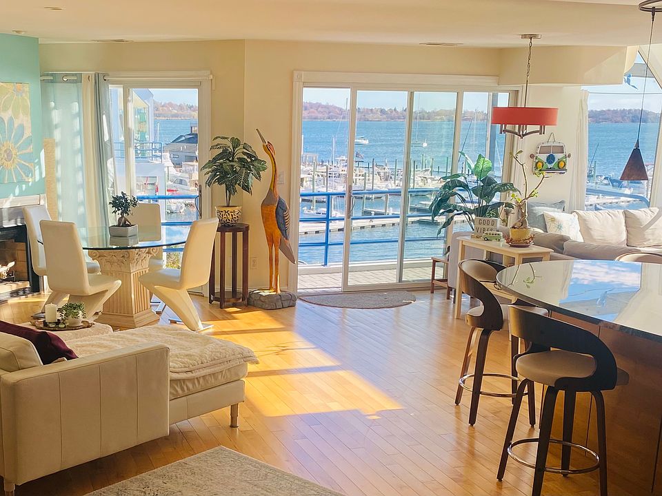 Townhouse with main level on the 2nd floor, bedrooms 3rd floor making for magnificent views. Deck off main level.