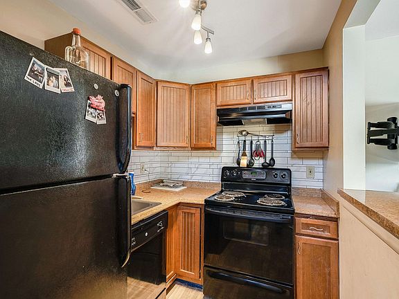 4th image of 1305 Bradley Dr