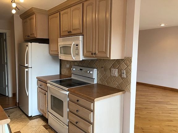 2nd image of 725 W Huntington Commons Rd APT 401