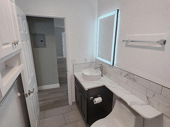 4th image of 229B Tennessee St #B