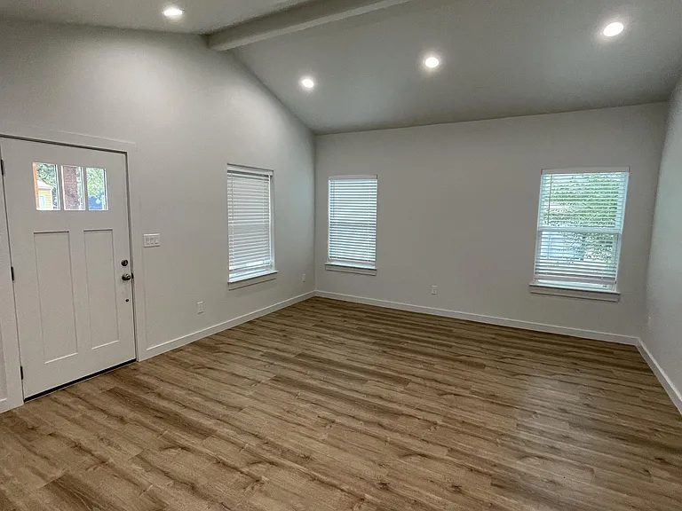 524 W Florence St — Photo 2