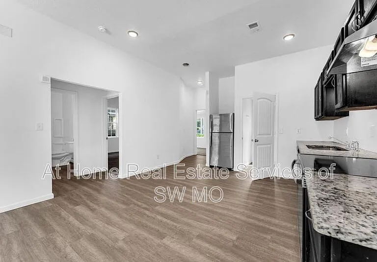 522 S Broadway Ave — Photo 5