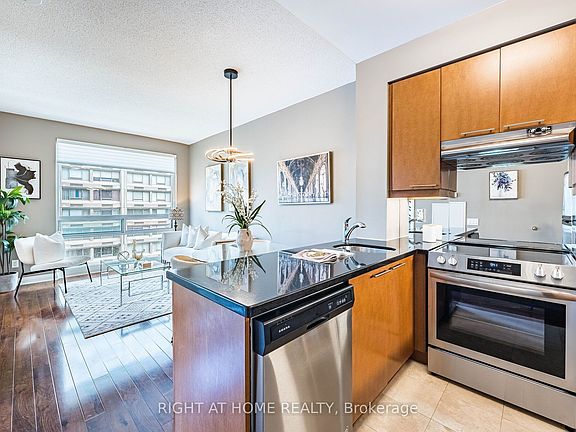 3rd image of 1121 Bay St #1106