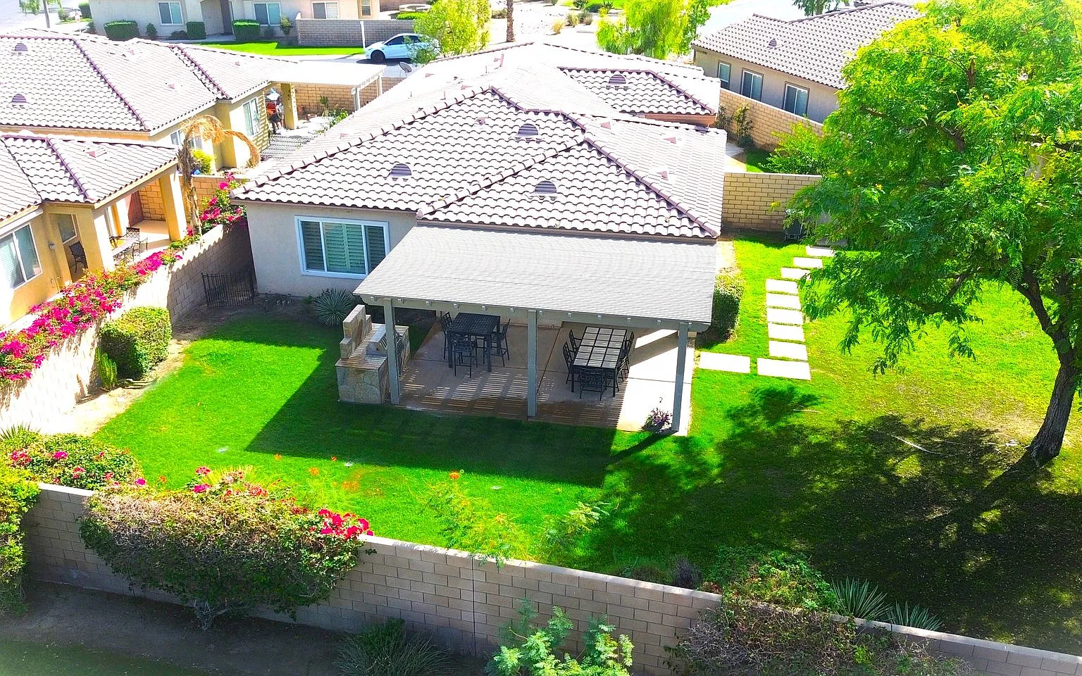 Beautiful Single story house Indian Palms Country Club. Gated Community with Tons of upgrades — Photo 1