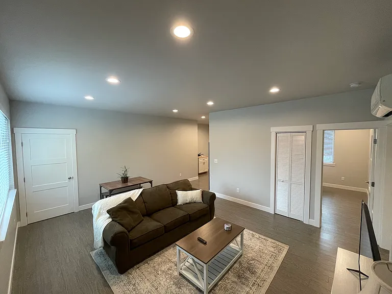 4430 Cable St — Photo 4