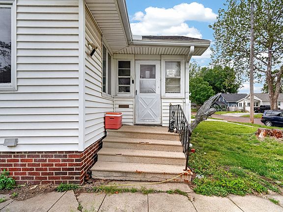 3rd image of 2728 Des Moines St