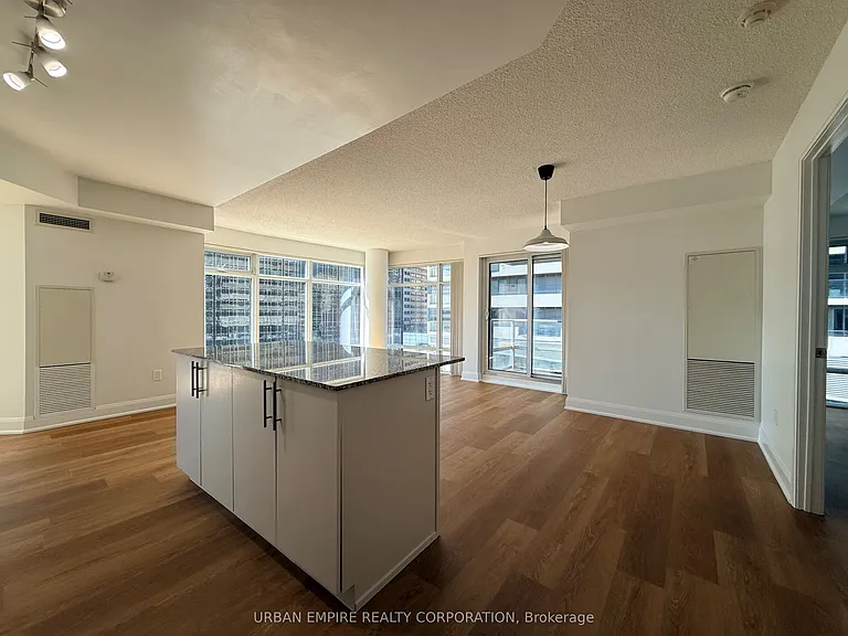 2191 Yonge St #1208 — Photo 3