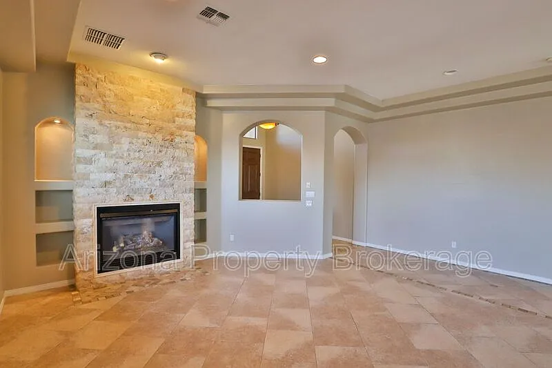 3 bed, 2.5 bath, 2865 sqft, $2,950 — Photo 2