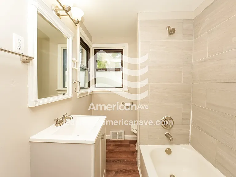 1323675_007_main_bathroom_8.jpg