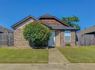 2127 Goodrich Dr, Moore, OK 73170