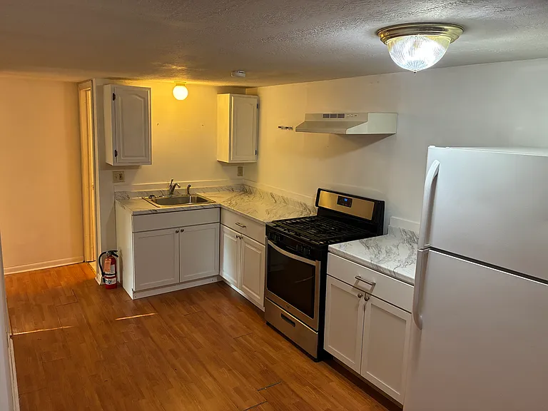 1302 Walnut St #4 — Photo 2