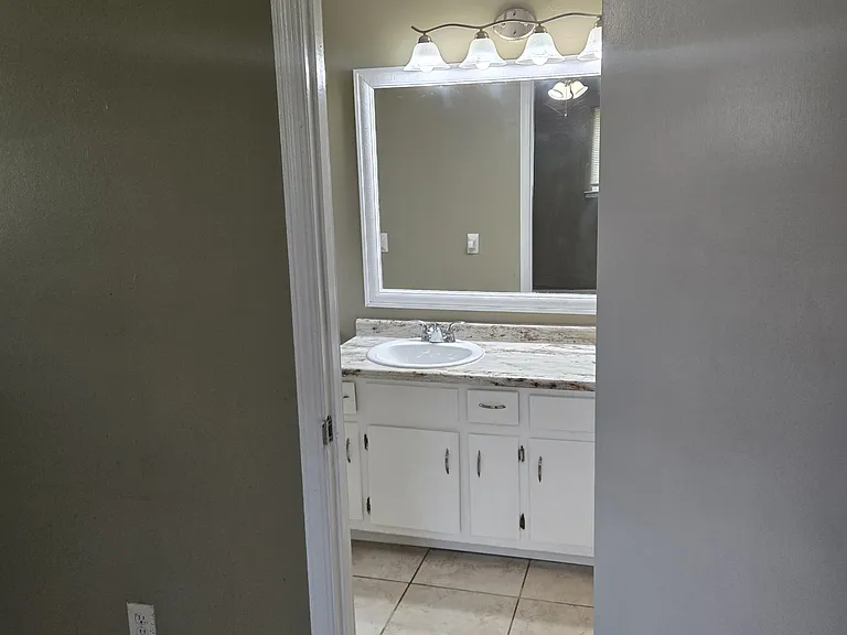 Upstairs full bathroom