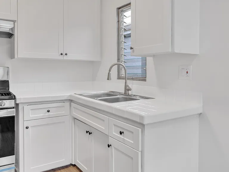1055 Loma Ave — Photo 12