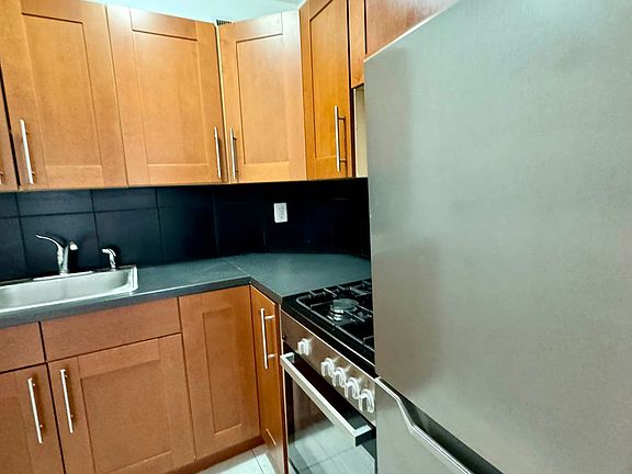 3rd image of 114 E 39th St APT 5B