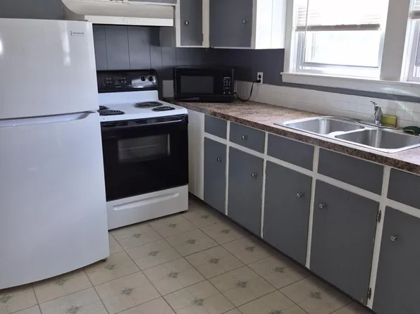 165 Greenwood St #1R, Cranston, RI 02910
