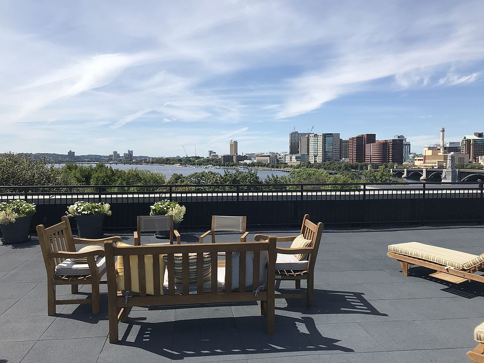 Huge common deck with SPECTACULAR city and river views