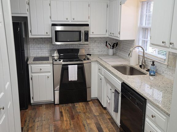 5th image of 301 Bainbridge Dr