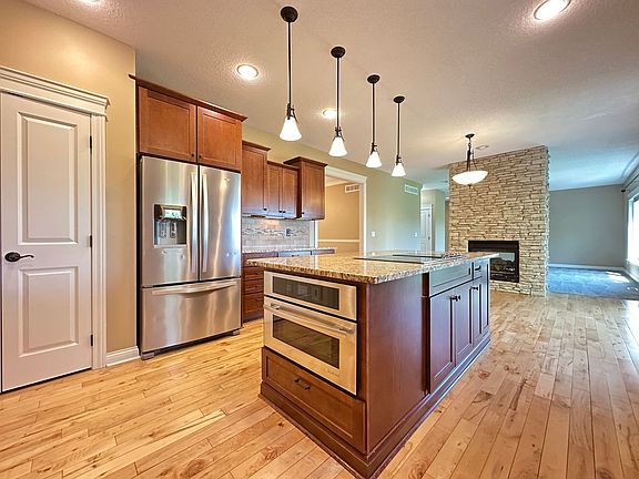 4th image of 909 NE Williamsburg Ct