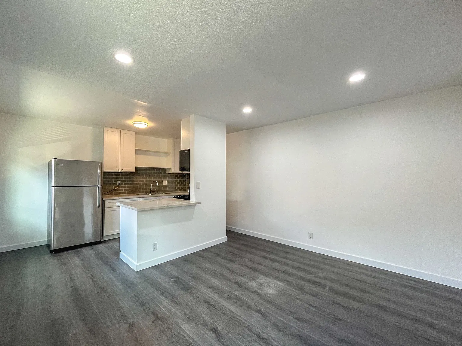 2652 Queen St — Photo 3