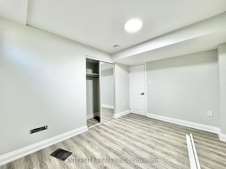 299 Fleetwood Dr — Photo 5