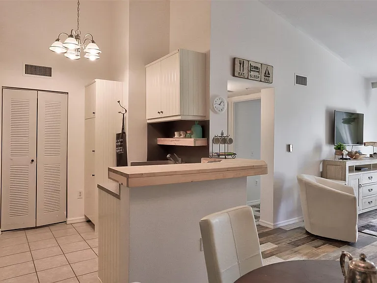 322 Villa Cir #322 — Photo 4